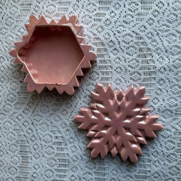 Pink ceramic snowflake box (has flaws) - Picture 3 of 8